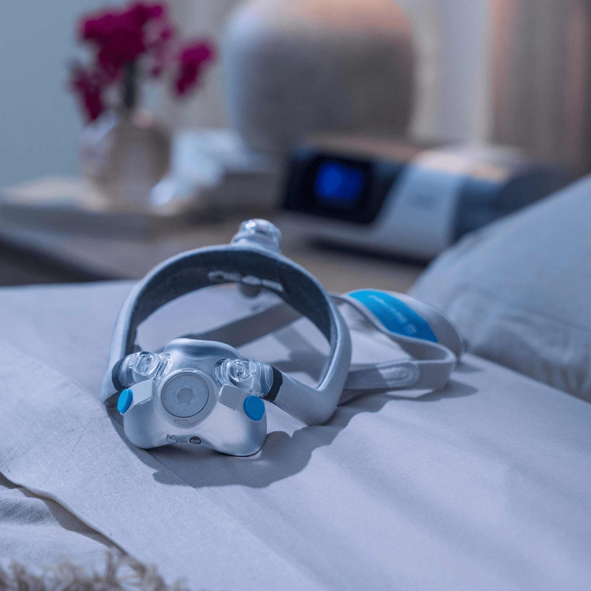 AirTouch F30i Comfort rests on bed with AirSense 11 in background